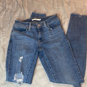 Levi’s Skinny Jeans distressed.